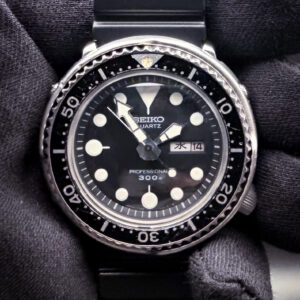 Offered here is a classic early example of the Seiko “Tuna” Professional 300m diver, reference 7549-7010, dating to May 1980. This model is the JDM version with Kanji day-wheel. This model represents one of Seiko’s most iconic tool watches, designed for professional use with its monocoque case construction and protective outer shroud. Serial Number: 050XXX