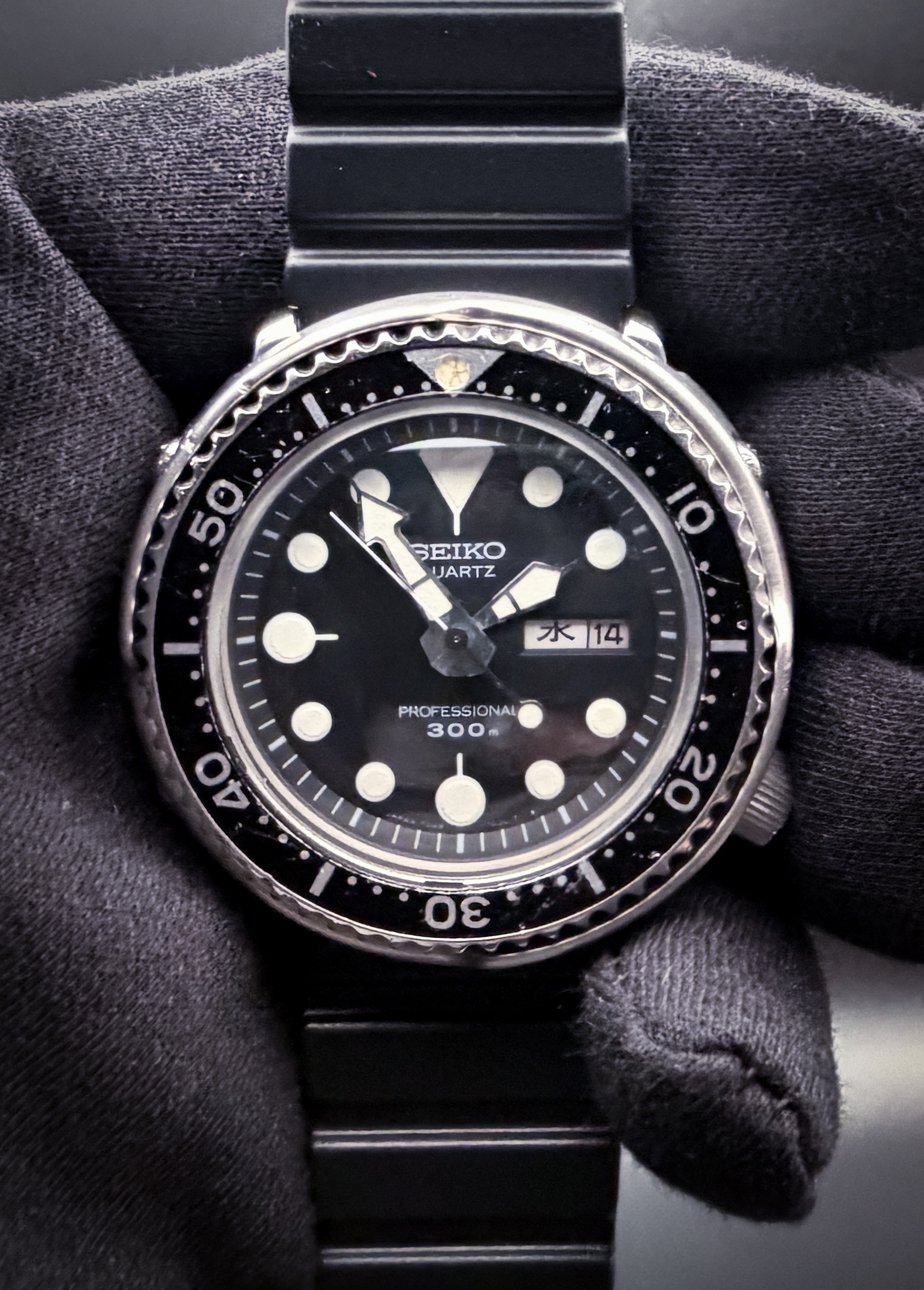 Offered here is a classic early example of the Seiko “Tuna” Professional 300m diver, reference 7549-7010, dating to May 1980. This model is the JDM version with Kanji day-wheel. This model represents one of Seiko’s most iconic tool watches, designed for professional use with its monocoque case construction and protective outer shroud. Serial Number: 050XXX