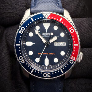 Seiko Diver's 200m 7S26-0020 SKX009 featuring the "Pepsi" bezel, power by the Seiko Seiko 7S26 automatic movement. This Diver features the English and Arabic day-wheel. This Seiko has been tested in good working order and is ready for daily wear. Case Serial Number: 442235