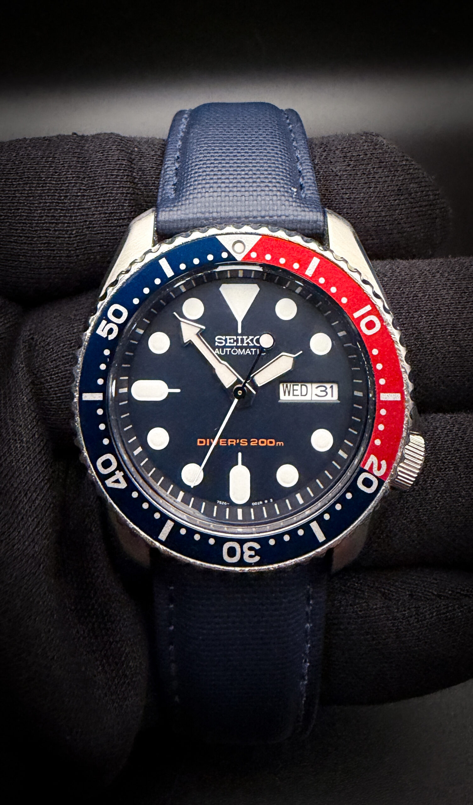 Seiko Diver's 200m 7S26-0020 SKX009 featuring the "Pepsi" bezel, power by the Seiko Seiko 7S26 automatic movement. This Diver features the English and Arabic day-wheel. This Seiko has been tested in good working order and is ready for daily wear. Case Serial Number: 442235