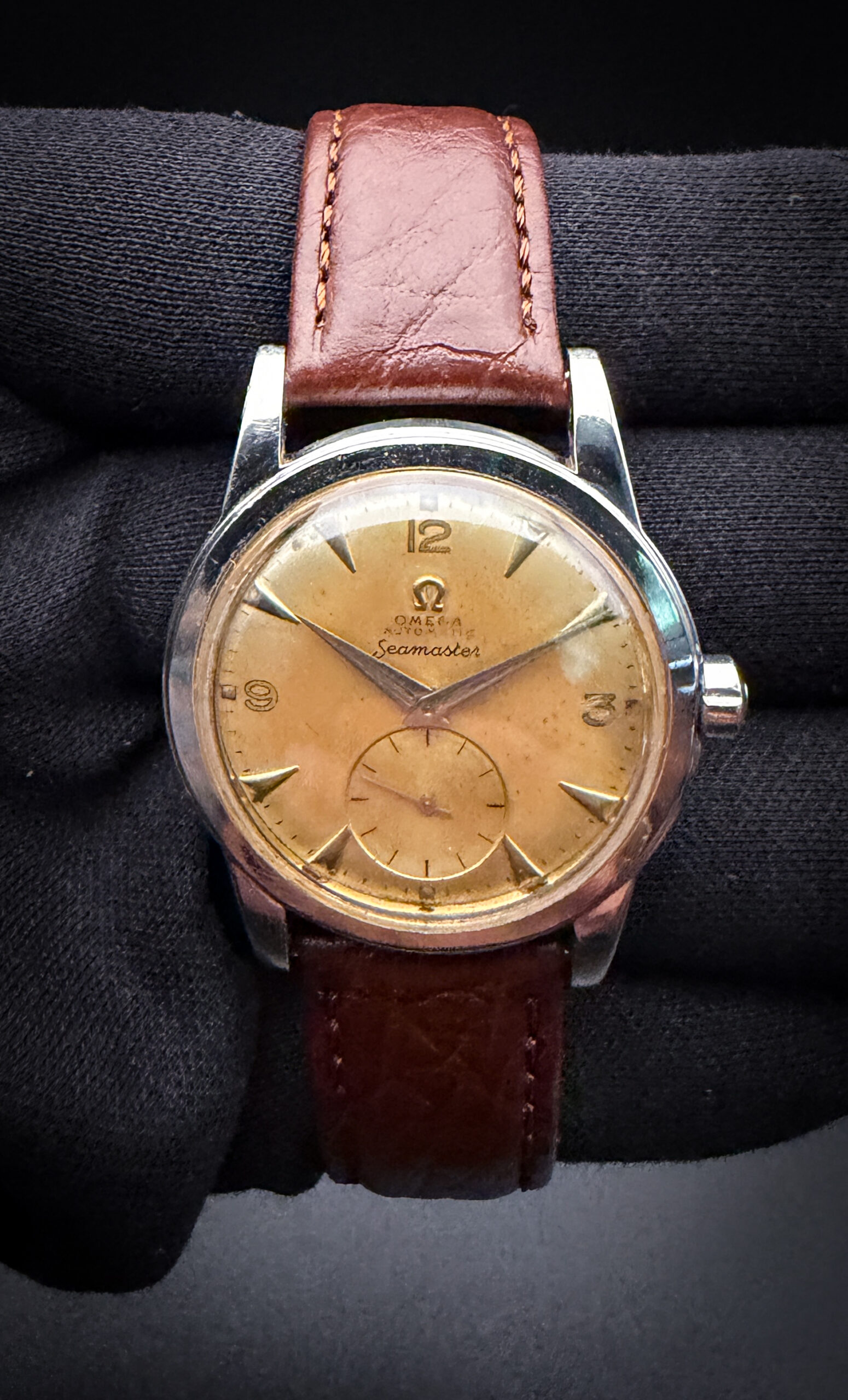 1950's Vintage Omega Seamaster 2576-6 in a 35mm stainless steel case, powered by the Omega "Bumper" 342 automatic movement. This Omega has been tested in good working order and is ready to wear or to be added to a collection. Serial Number: 12329801