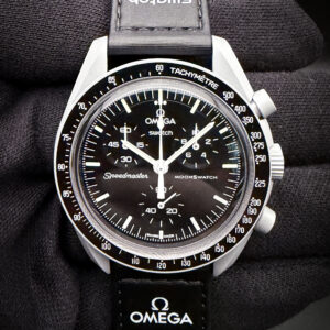 Omega x Swatch MoonSwatch Mission to the Moon S033M100. This MoonSwatch is in excellent pre-owned condition, with no negative scratches or marks. Swatch purchase card dated: FEB 20 2024.