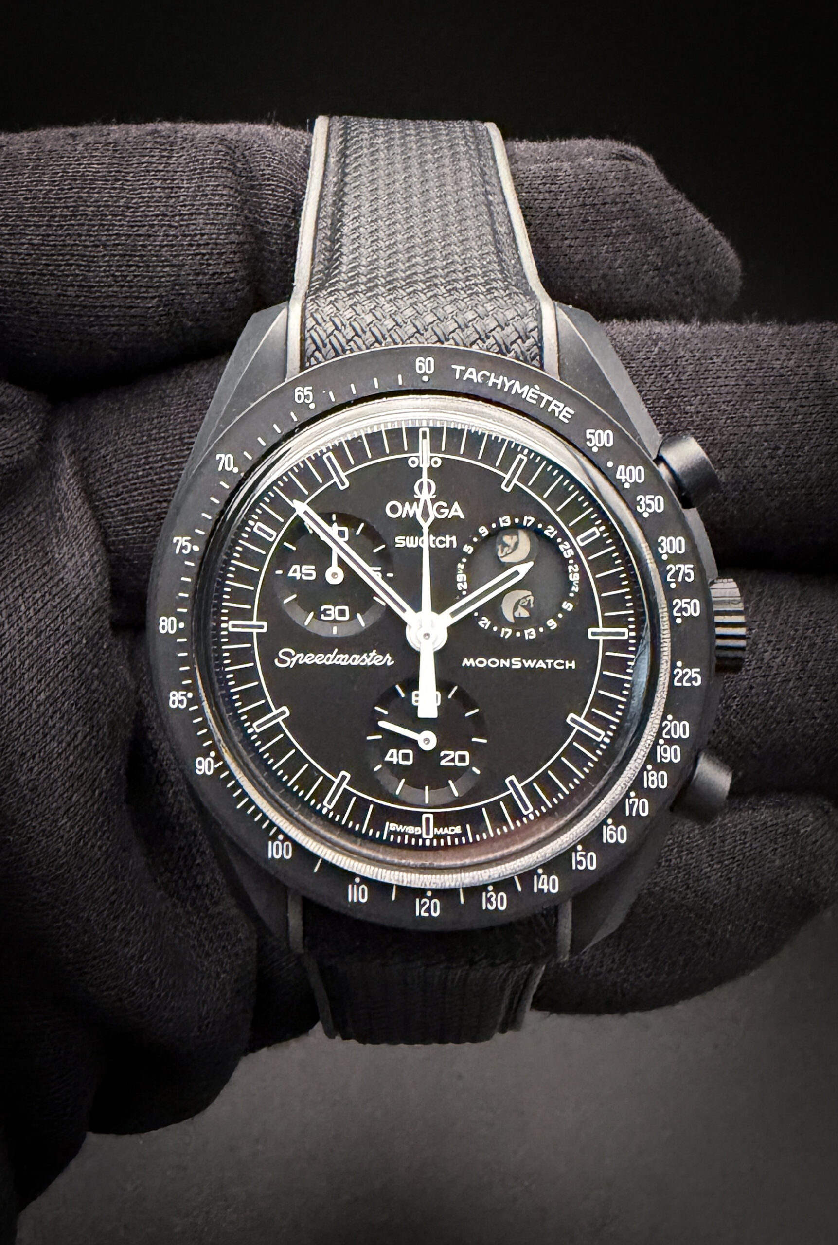 Omega MoonSwatch Snoopy Mission to the Moonphase SO33B700. This MoonSwatch is in excellent pre-owned condition, with no negative scratches or marks. Swatch purchase card dated: JAN 28 2025.
