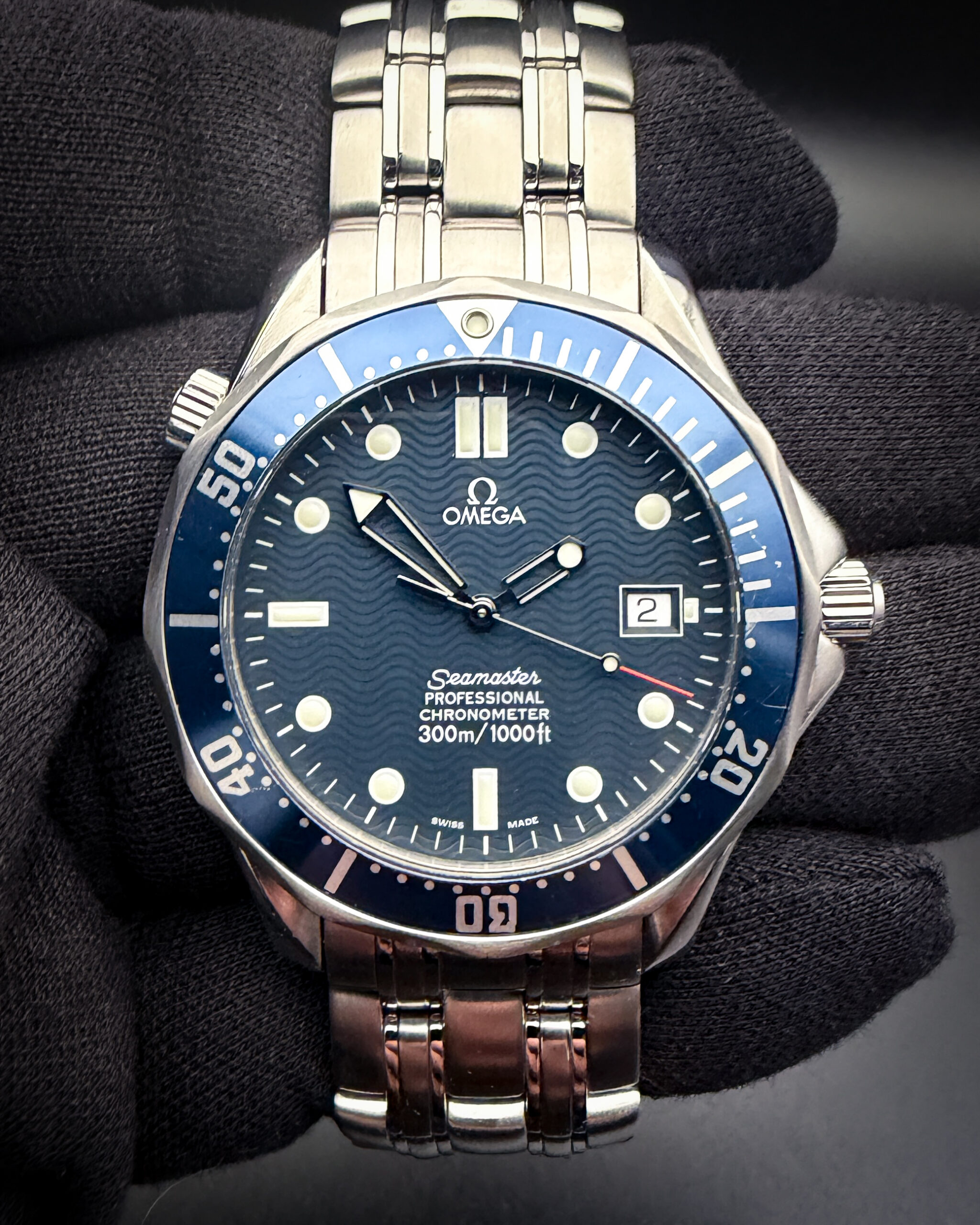 1999 Omega Seamster 300 "James Bond" 2531.80.00 in a 41mm stainless steel case, powered by the COSC Omega Cal. 1120 automatic movement. This Omega includes the outer box; inner leatherette case; extra links; Service documentation; and Chronometer warranty card. This watch was serviced by Omega in November 2025.