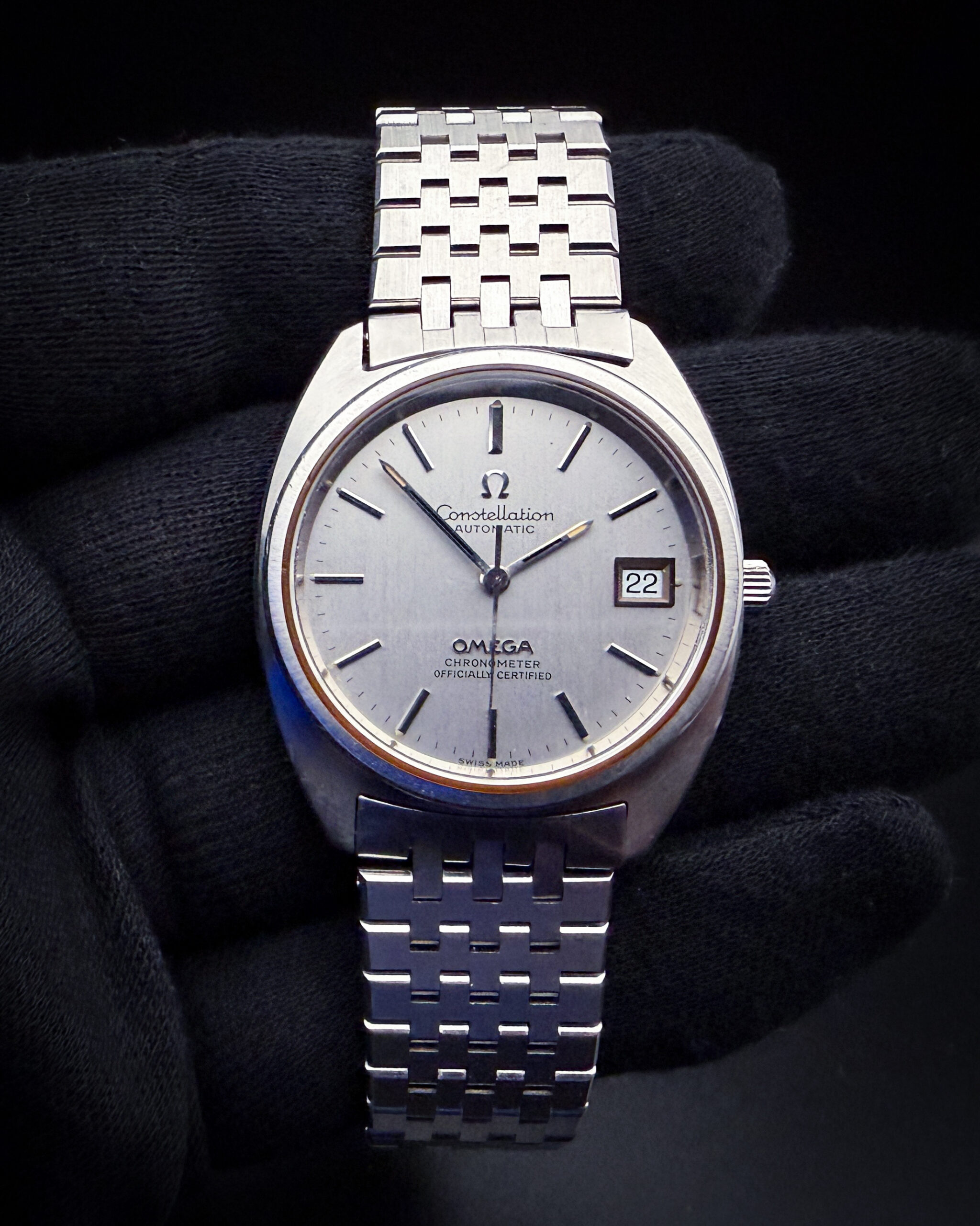 1973 Omega Constellation Date ST168.0056 in a 35 x 40mm tonneau-shape stainless steel case, powered by the Omega caliber 1011 automatic movement. This Omega has been tested in good working order and is ready for wear or to be added to a collection. Includes a new Wrist Wraith Travel roll and a TLC Authentication and Warranty Card. Serial Number: 36140133