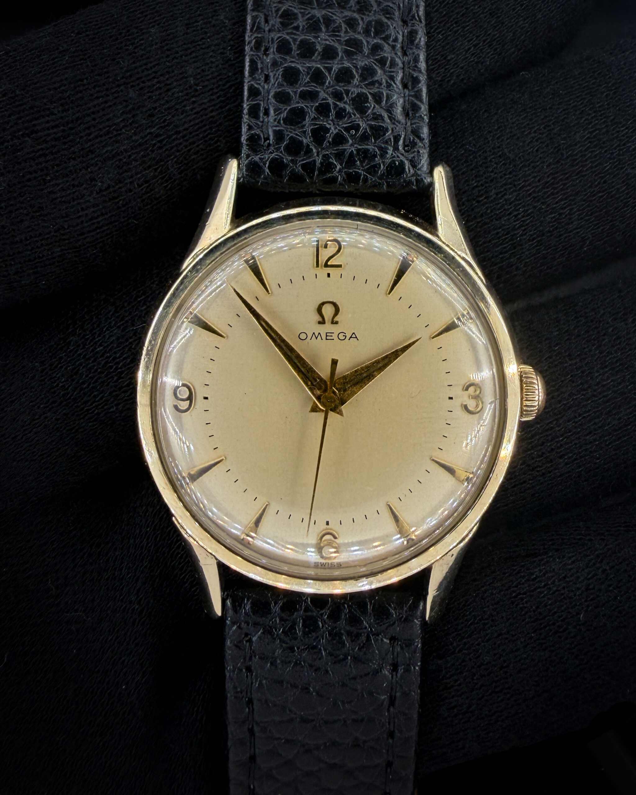 Vintage 1956 Omega Y-6277 "La La Land" in a 35mm gold-filled case, powered by the Omega calibre 284 hand-wound movement. This Omega has been tested in wonderful working order and is ready for wear or to be added to a collection. Movement Serial Number: 15565XXX
