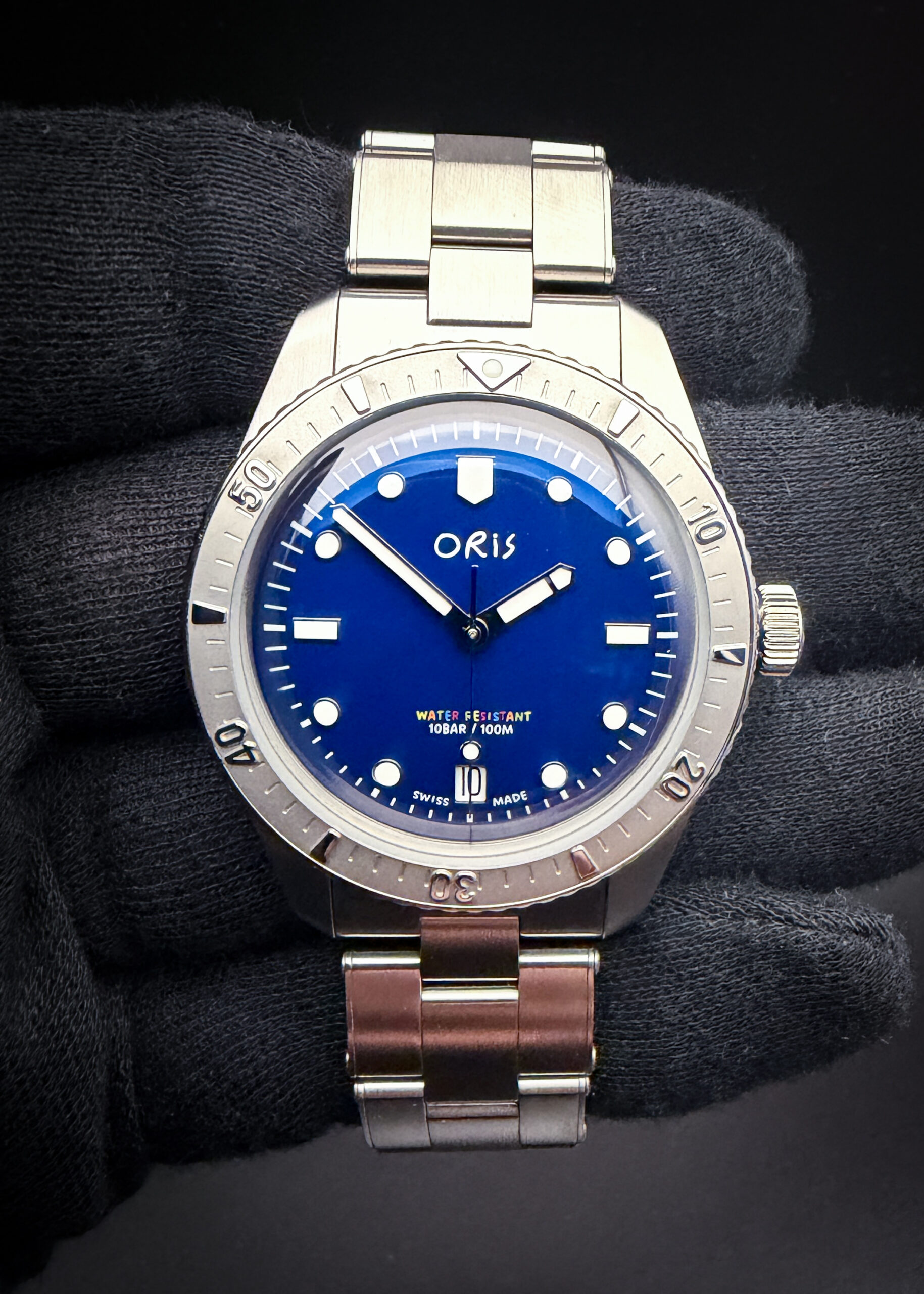 2026 Oris Divers Sixty Five 01 733 7771 4085 Limited Edition #66/1000 Les Défenseurs de l’Enfance, in a 38mm stainless steel case, powered by the Oris 733-1 automatic movement. This watch includes: Outer Sleeve; Inner Case; Polishing Cloth; Hang-Tag; Extra Links; Warranty Card; and Sales Receipt ( 6/2/2026)