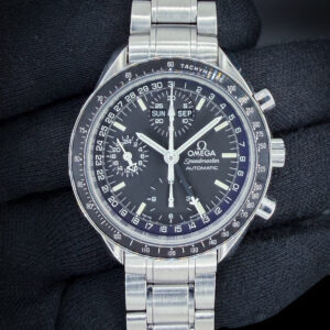 2008 Omega Speedmaster Day-Date 3520.50.00 in a 39mm stainless steel case, featuring the Omega calibre 1151 automatic movement. This Speedmaster has been tested in excellent working order and is ready for wear. Includes: Omega outer box; inner wooden case; wallet; instruction book;  and warranty card (15/6/2008) Case Serial number: 57944XXX
