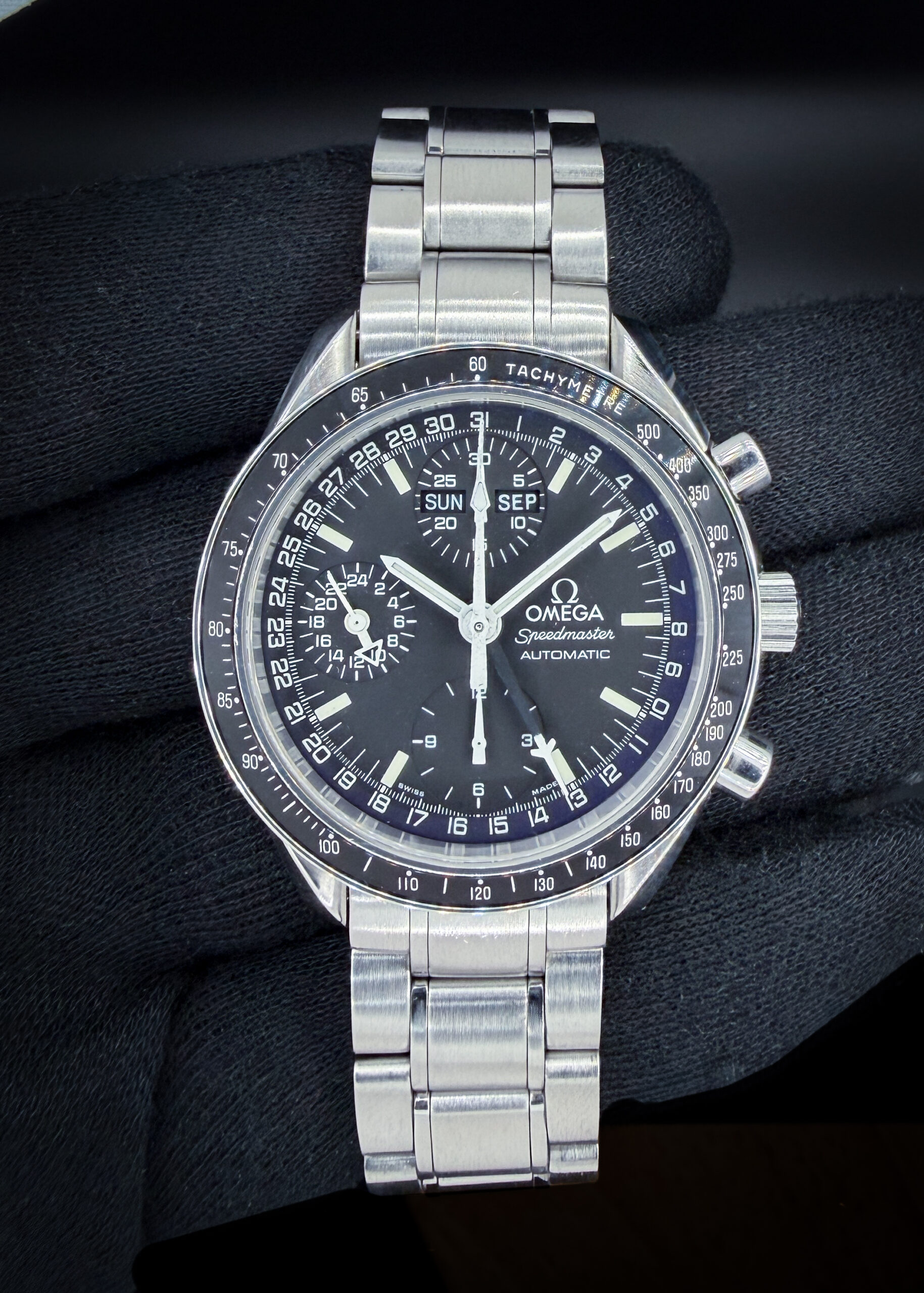 2008 Omega Speedmaster Day-Date 3520.50.00 in a 39mm stainless steel case, featuring the Omega calibre 1151 automatic movement. This Speedmaster has been tested in excellent working order and is ready for wear. Includes: Omega outer box; inner wooden case; wallet; instruction book;  and warranty card (15/6/2008) Case Serial number: 57944XXX
