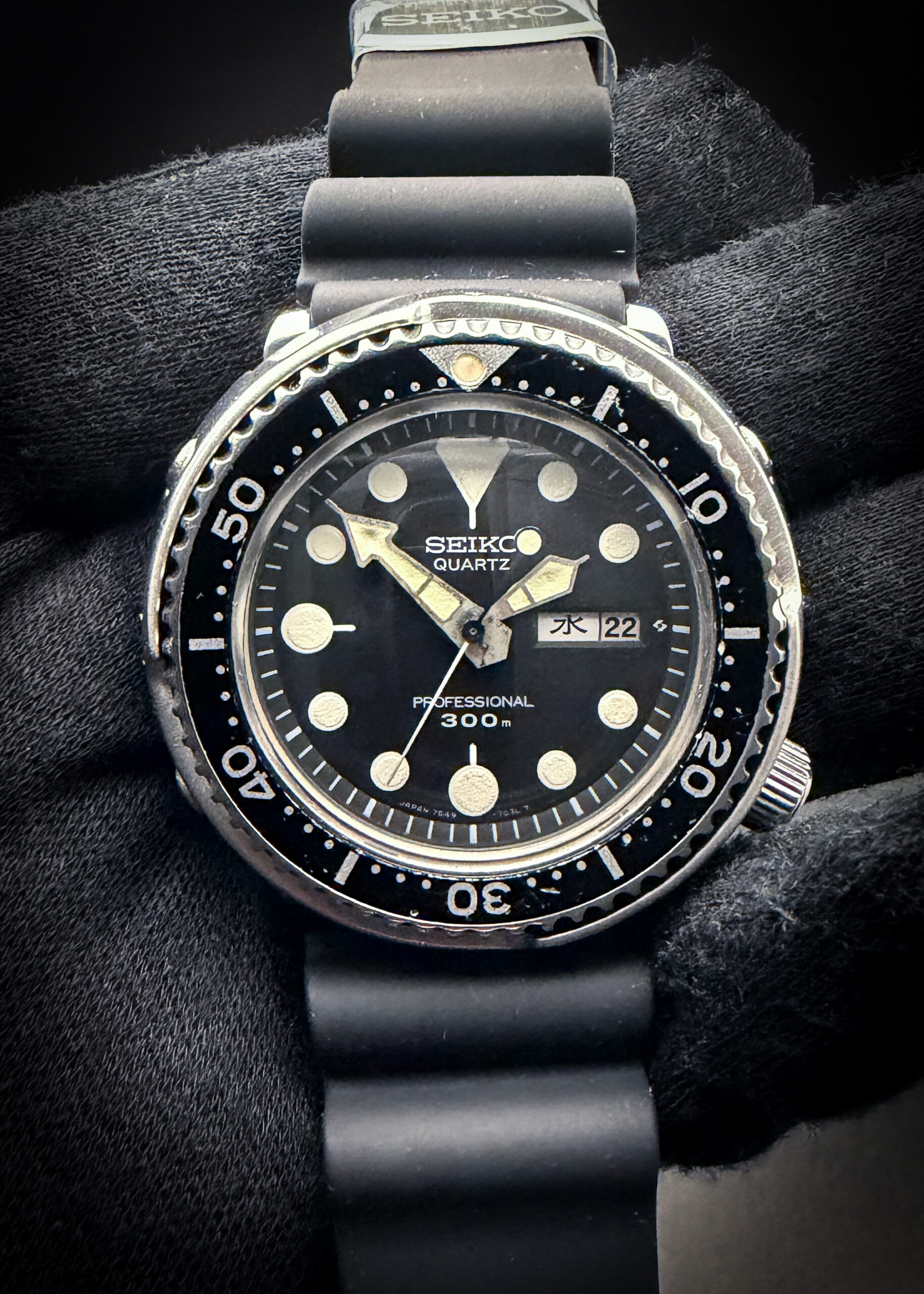 1979 Seiko Tuna Professional 300m Quartz 7549-7010 SBBN001 in a 47mm stainless steel case, featuring the JDM Kanji Day-wheel, powered by the Seiko 7549 quartz movement. This Tuna has been serviced and battery replaced in September 2026 and is ready for wear or to be added to a collection. Case Serial Number: 921235 The sapphire crystal is clear and free of scratches or edge-chips. The original dial and hands are beautiful, with a nice patina to the original lume. The dial has no significant discoloration or stains. Overall the case is in good, vintage condition, with marks consistent with use. The bezel rotates and clicks as designed. This Seiko is paired with a new, unworn Seiko 22mm Diver rubber dive strap, with Seiko stainless steel buckles and keeper.