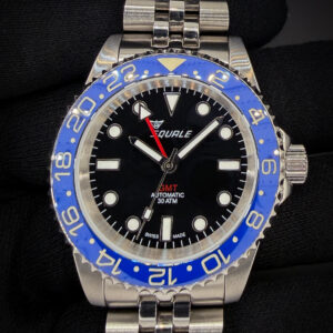 Squale GMT "Cookie Monster" 1545 GM-CER-BLU in a 40mm stainless steel case, powered by the Sellita SW300 automatic movement. This Squale is in excellent condition and includes: outer sleeve; inner box; instruction booklet; hang-tag; receipt; and warranty card. Case Serial Number: 6101XX