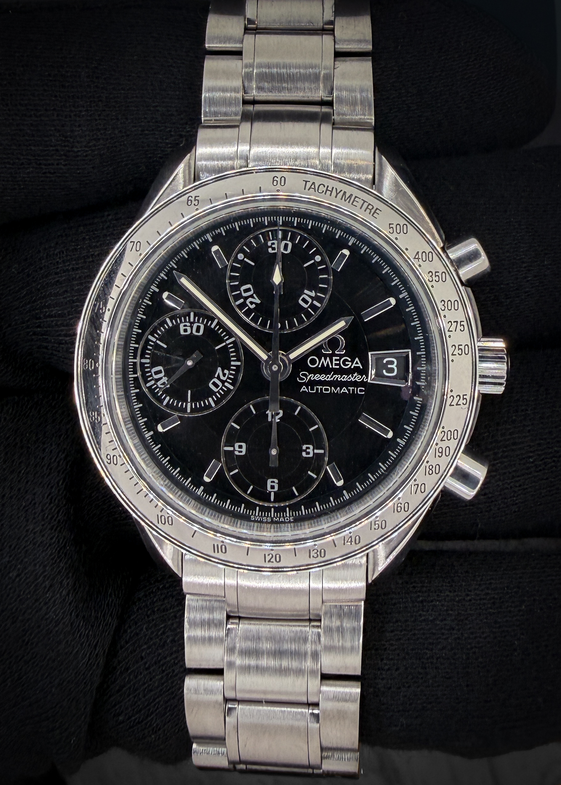 c. 1998 Omega Speedmaster Date 3513.50.00 in a 39mm stainless steel case, featuring the Omega calibre 1152 automatic movement. This Omega has been tested in excellent working order and is ready for wear or to add to a collection. Includes a new Wrist Wraith travel case and our TLC Warranty & Authentication card.  Accuracy Testing: +/-0 SPD / 262 Amplitude / .2ms Beat Error Case Serial Number: 59724XXX