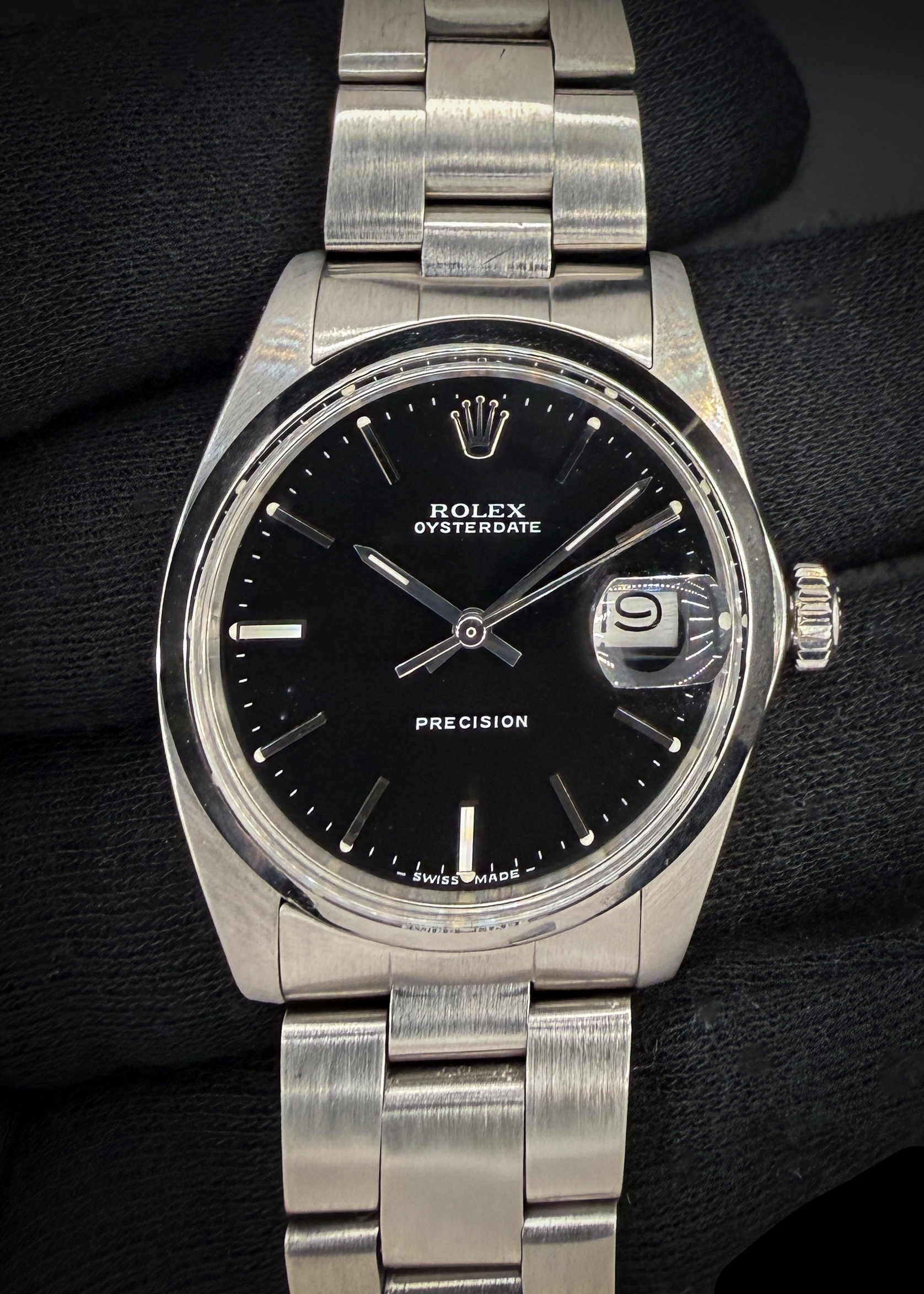 1983 Rolex Oyster Date Precision 6694 in a 34mm stainless steel case, featuring the Rolex calibre 1225 hand-wound movement. This Rolex was serviced in October 2026 and has been testing in excellent working order.  Accuracy Testing: +1 SPD / 278 Amplitude / .1ms Beat Error Case Serial Number: 7635XXX
