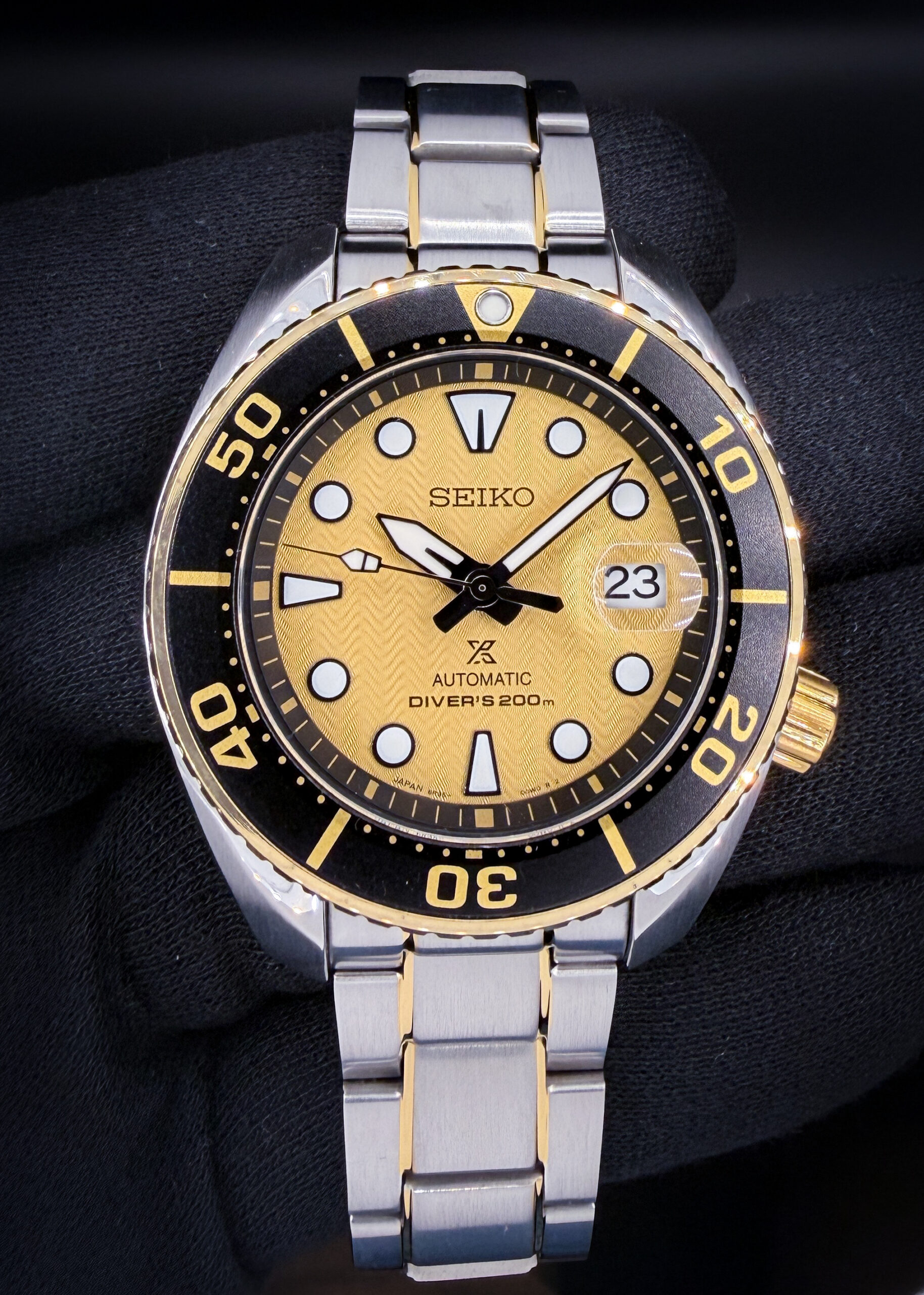 Released in 2020, the Seiko Prospex SPB194J1 is the fifteenth edition in Seiko’s Thailand-exclusive Zimbe collection, with production limited to just 1,500 individually numbered examples. “Zimbe” takes its name from the Japanese word for whale shark, with the collection drawing inspiration from the marine environments encountered on its journeys. This example bears limited edition number 151/1500.