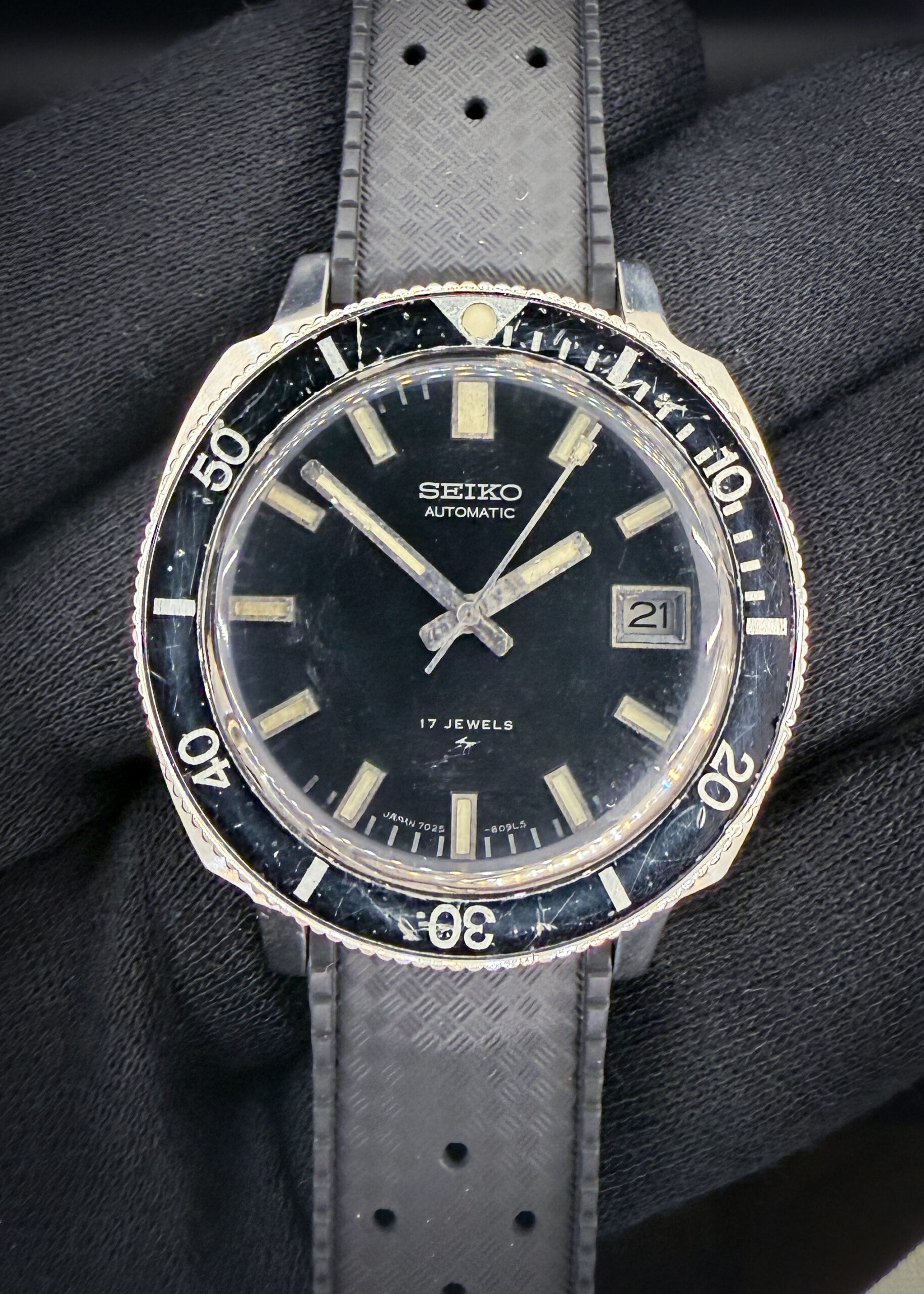 Original 1977 Seiko 7025-8099 "Poor Man's 62MAS" in a 39mm stainless steel case, featuring the Seiko 7025A automatic movement. This Seiko has been tested in good working order with all functions operating as designed. Includes a new Wrist Wraith Travel Roll; Stainless Steel Bracelet; and TLC Authentication & Warranty Card.  Caseback Serial Number: 7D0083